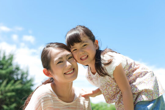 笑顔の親子