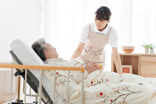 介護する女性とシニア女性