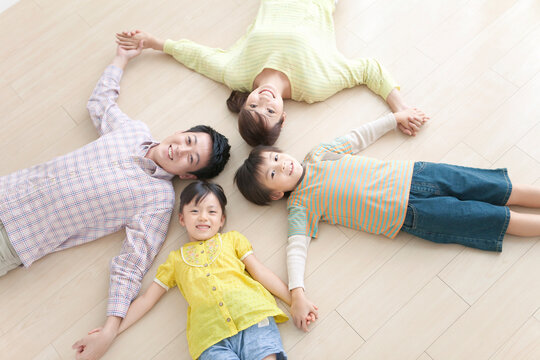 輪になって寝そべる4人家族