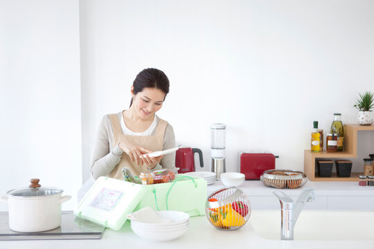 電卓で計算する女性