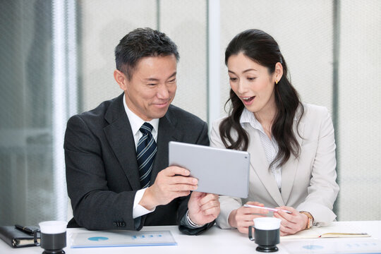 打ち合わせするビジネスマンとビジネスウーマン