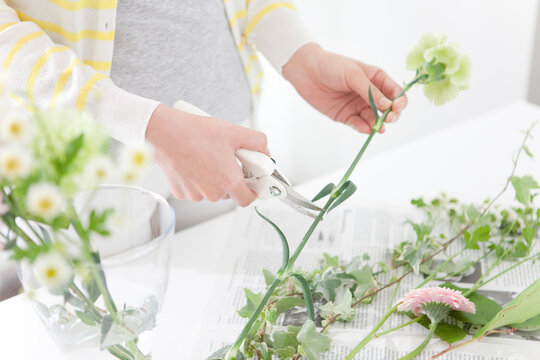 切り花の茎を切る手元