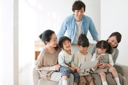 タブレットPCを見る2組の親子