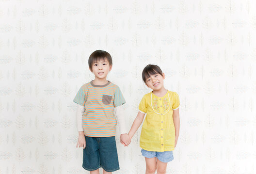 手をつなぐ男の子と女の子