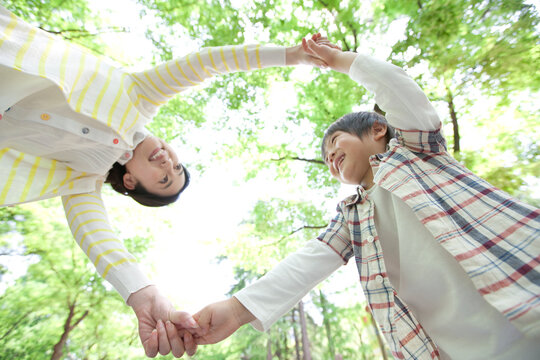 手をつないでいる親子