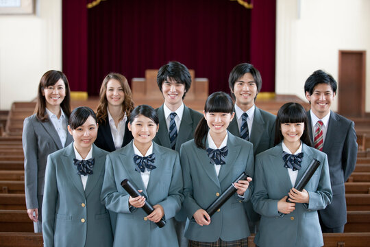 卒業証書を持つ高校生と先生