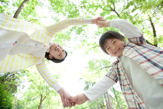 手をつないでいる親子