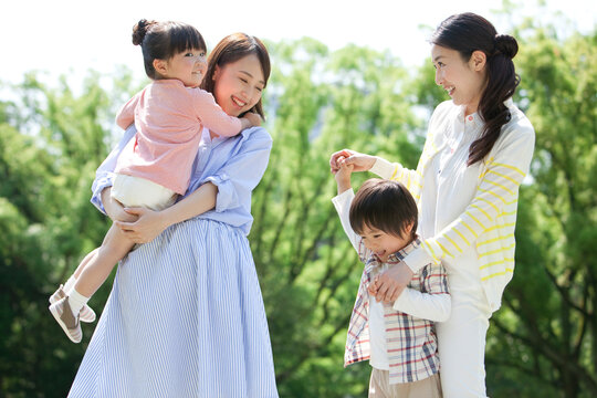公園で遊ぶ2組の親子