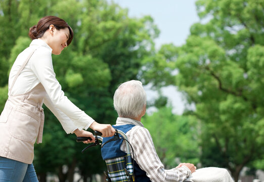 車椅子に乗るシニア男性と介護士