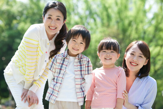 笑顔の2組の親子