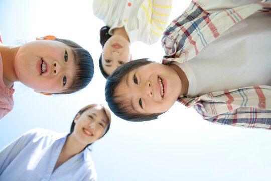 覗き込んでいる2組の親子