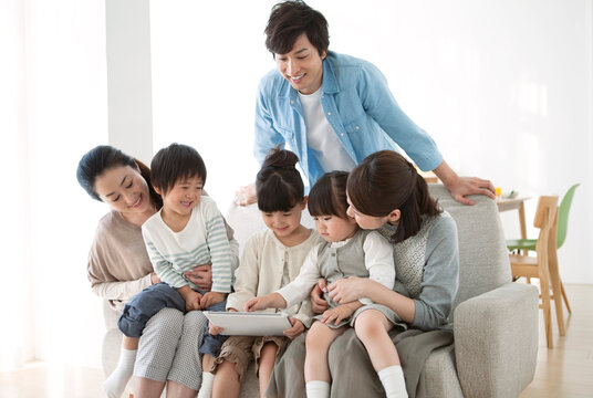 タブレットPCを見る2組の親子