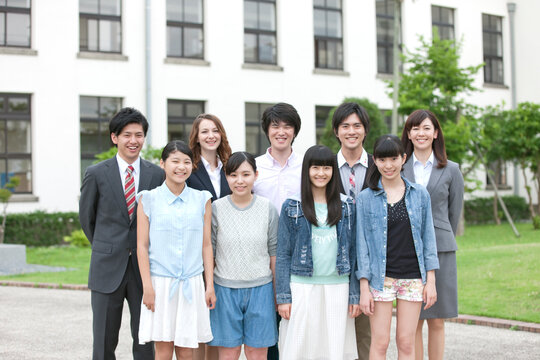 笑顔の学生と先生