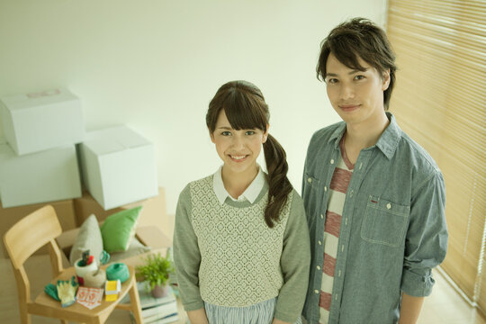 引っ越し道具とカップル