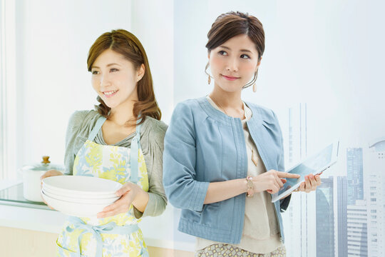 女性の仕事シーンと家事シーン