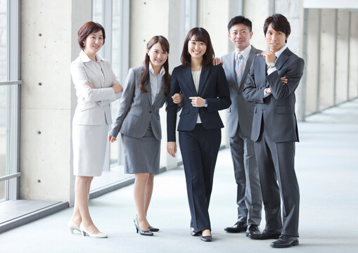 寄り添うビジネスグループ5人