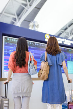 空港にいる女性2人