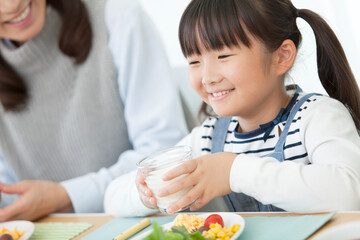 食事をする女の子