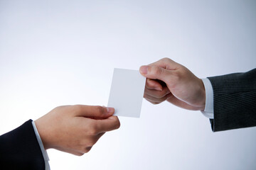 名刺を交換する手