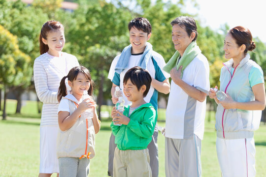 休憩する3世代家族