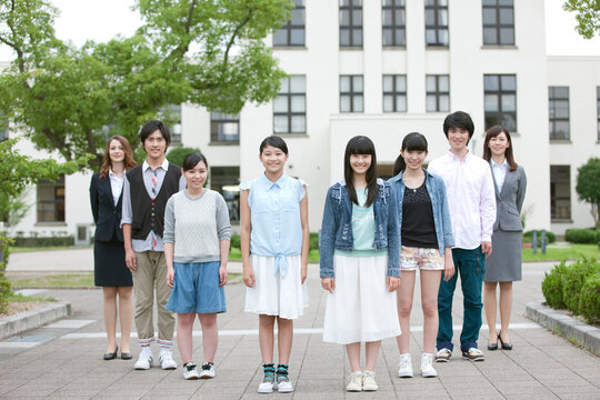 笑顔の学生と先生