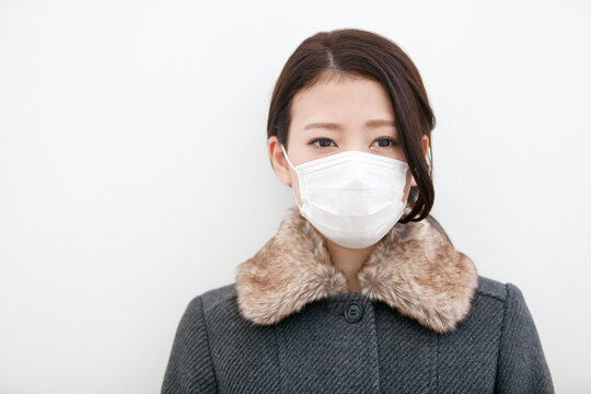 マスクをしている女性