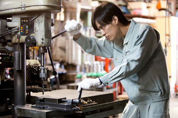 機械を操作する作業者