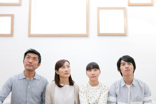 考えている4人家族