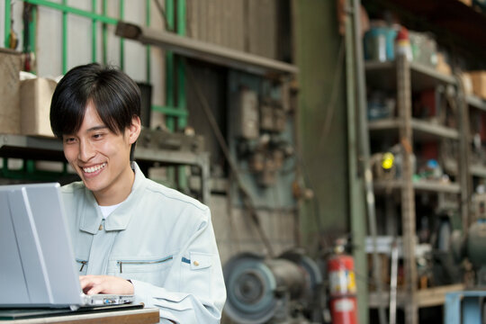 ノートパソコンを操作する作業者