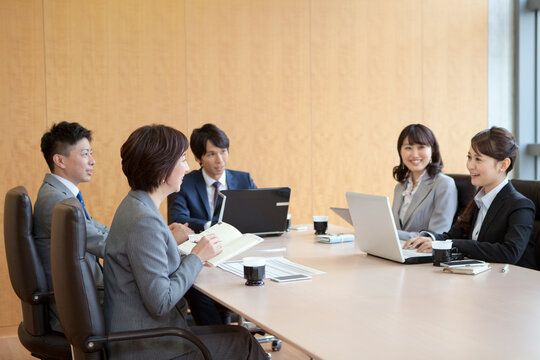 会議をするビジネスグループ5人