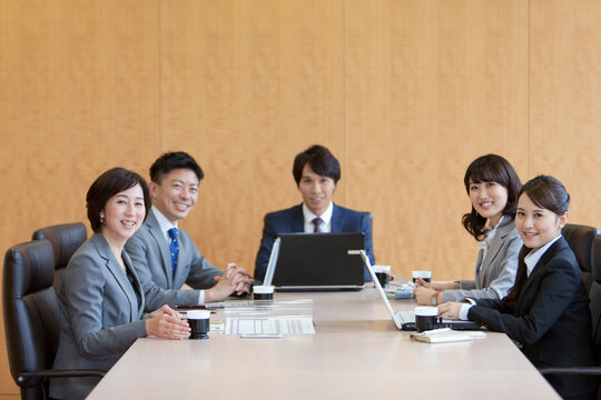 会議をするビジネスグループ5人