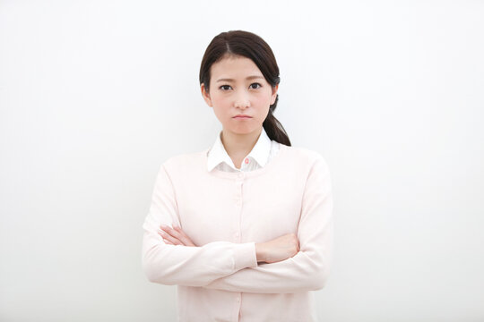 腕組みをして怒っている女性