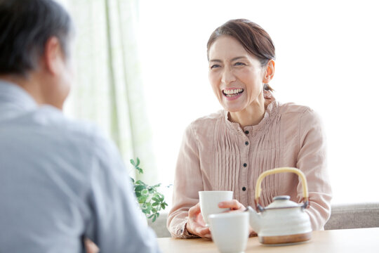 ティータイム中の中高年夫婦