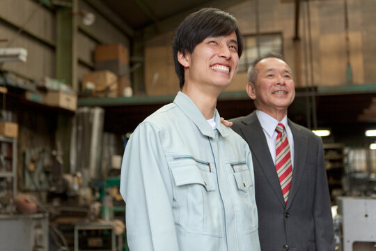 笑顔の作業者とビジネスマン