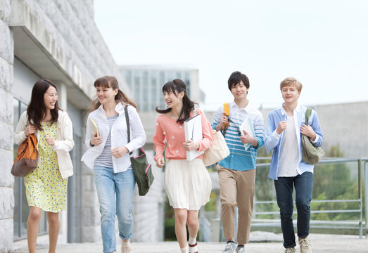 走る大学生5人