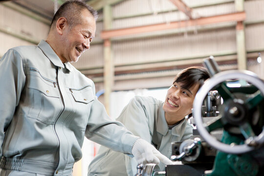 機械を操作する作業者2人