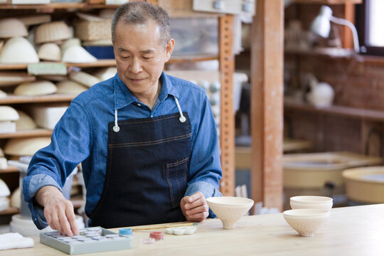陶芸をするシニア男性