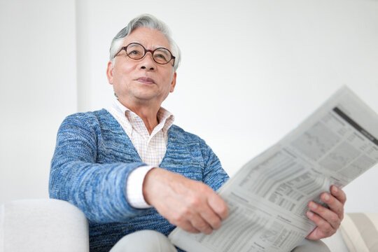 新聞を読むシニア男性