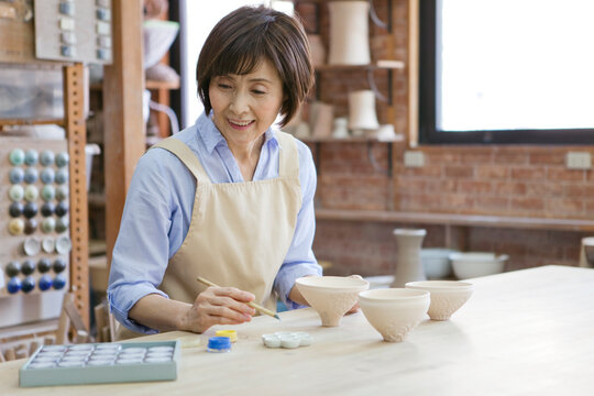 陶芸をするシニア女性