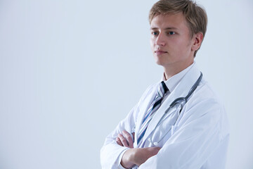 腕組みをする外国人医師