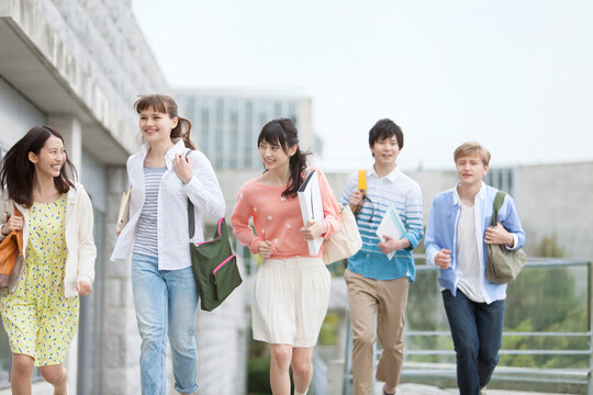 走る大学生5人