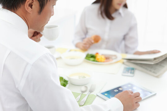 朝食を食べる夫婦