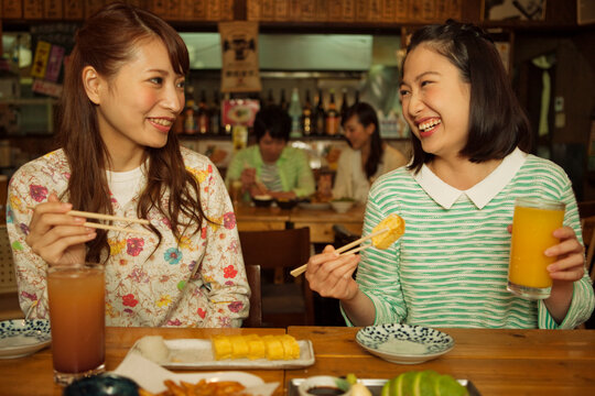 食事をする女性2人
