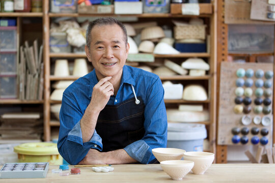 陶芸をするシニア男性
