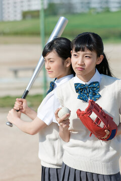 野球をする女子校生2人