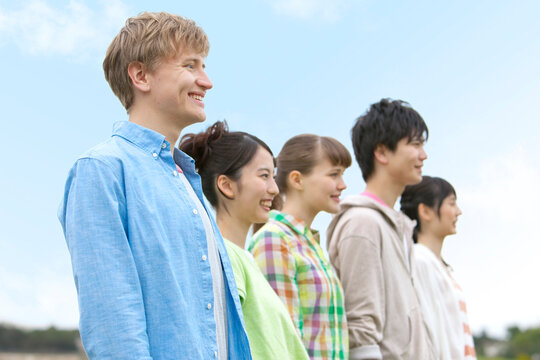 笑顔の若者5人の横顔