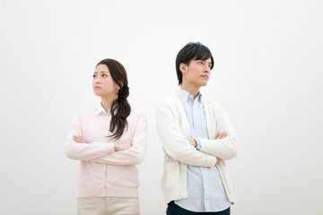 考え事をするカップル