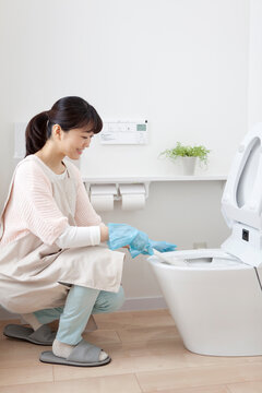 トイレを掃除する女性