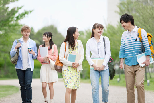 歩く大学生5人