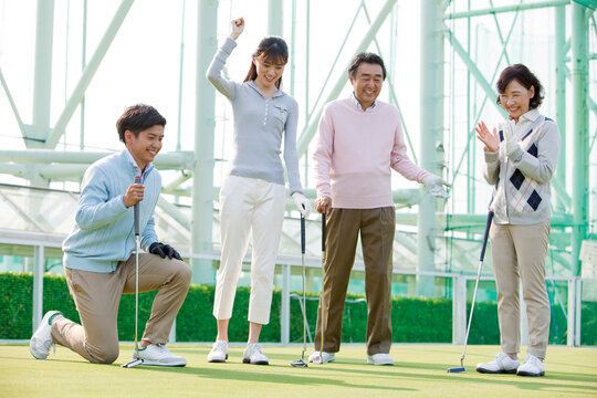 ゴルフをする家族4人